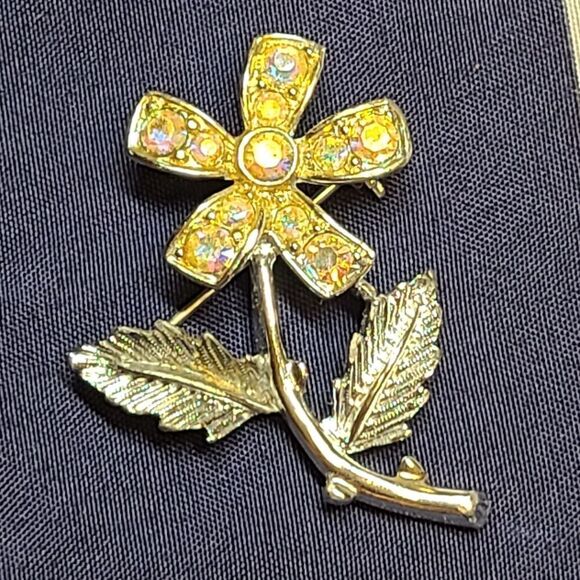 Beautiful Vintage Sarah Coventry Flower Brooch Pin,silvertone rhinestones